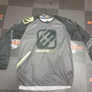 CAMISOLA SHOT BY FREEGUN DEVO COLLEGE DKGRY/BLK/YLWFLU