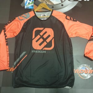 CAMISOLA SHOT BY FREEGUN DEVO COLLEGE BLK/ORG