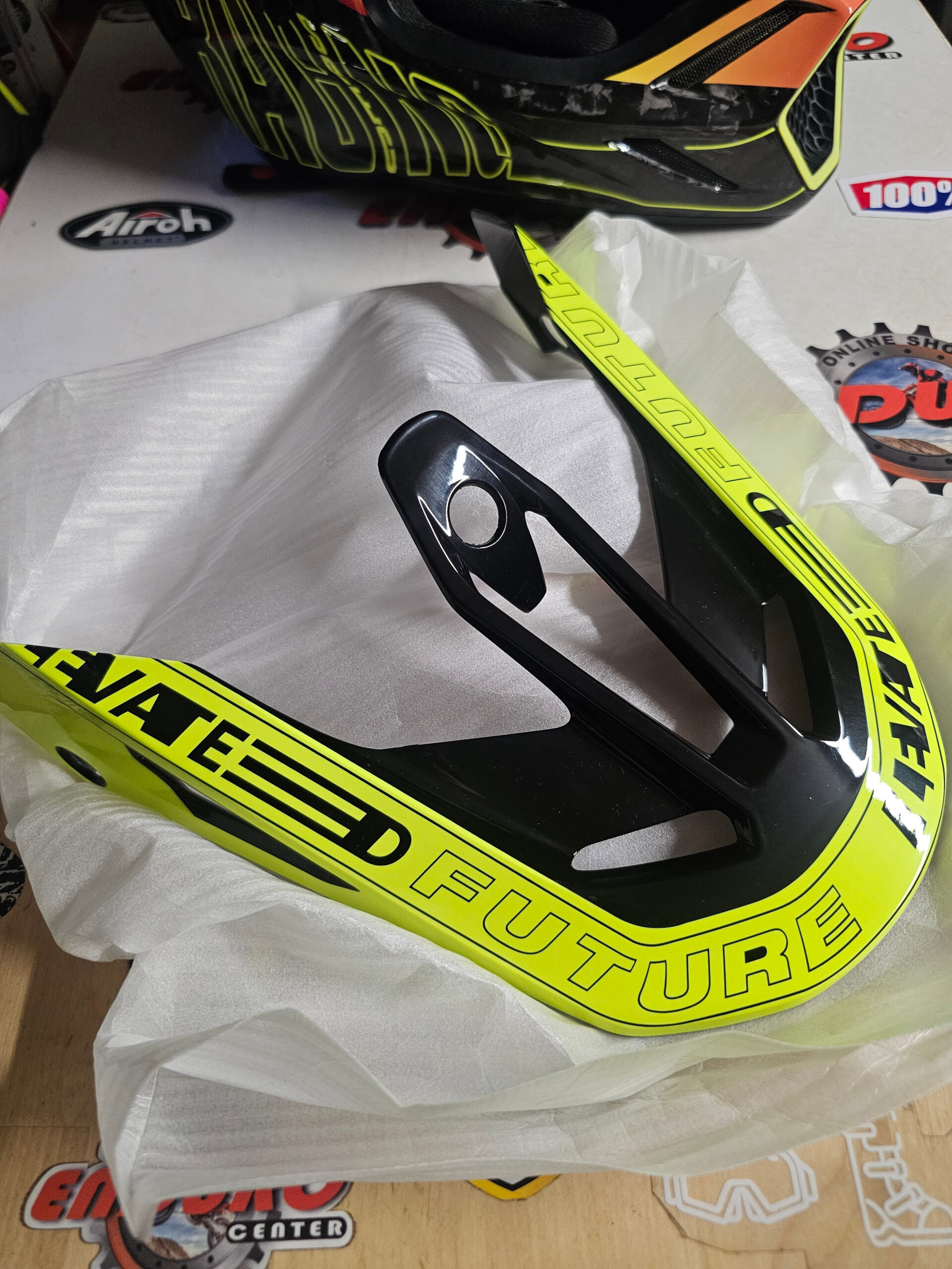 CAPACETE USADO FOX V3 RS CARBON ELEVATED FUTURE LTD EDT. 12 CAPACETE USADO FOX V3 RS CARBON ELEVATED FUTURE LTD EDT. - Image 12