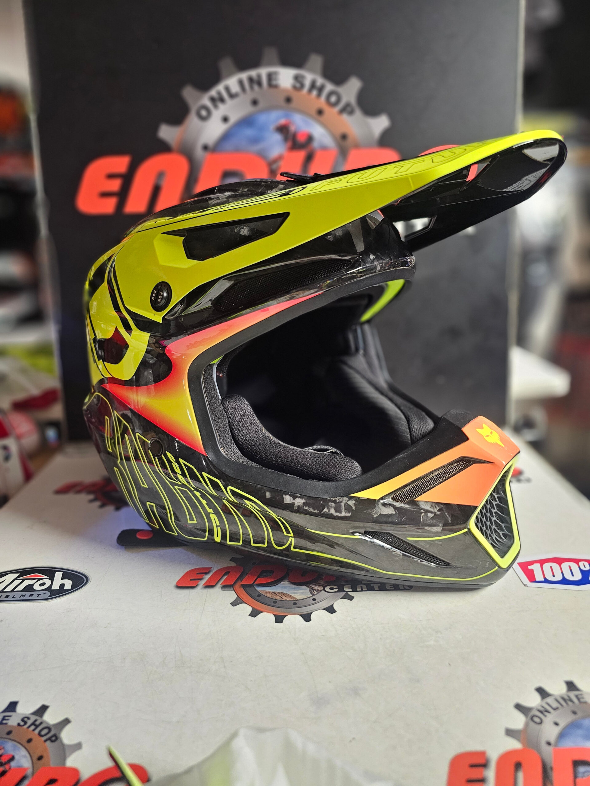 CAPACETE USADO FOX V3 RS CARBON ELEVATED FUTURE LTD EDT. 2 CAPACETE USADO FOX V3 RS CARBON ELEVATED FUTURE LTD EDT. - Image 2