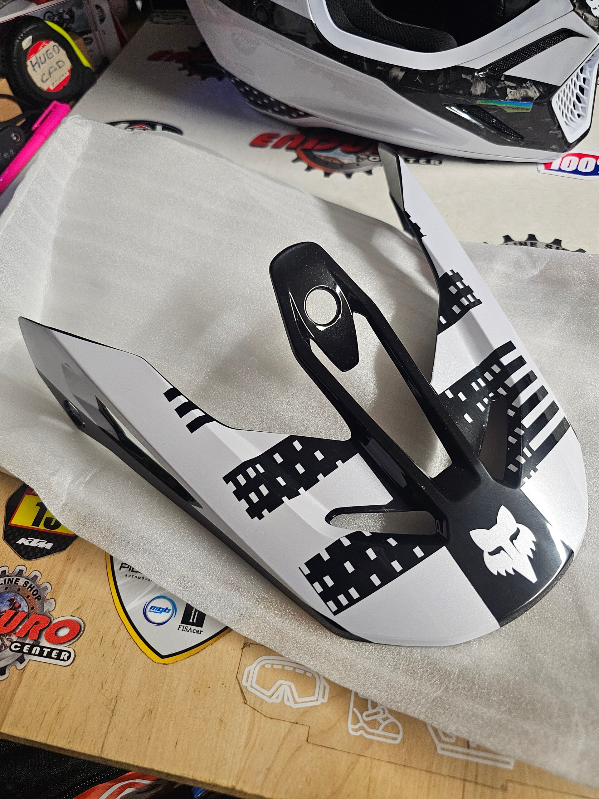 CAPACETE USADO FOX V3 RS CARBON 50TH ANNIVERSARY 25 LTD EDT. WHT/BLK 13 CAPACETE USADO FOX V3 RS CARBON 50TH ANNIVERSARY 25 LTD EDT. WHT/BLK - Image 13