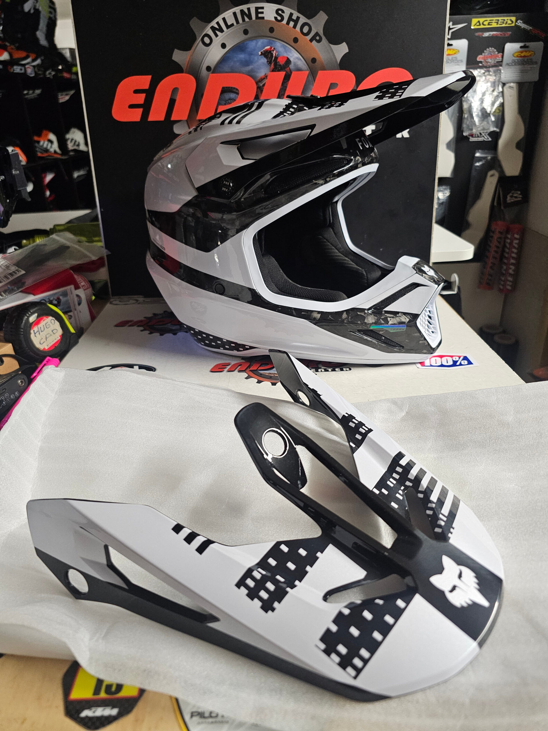 CAPACETE USADO FOX V3 RS CARBON 50TH ANNIVERSARY 25 LTD EDT. WHT/BLK 12 CAPACETE USADO FOX V3 RS CARBON 50TH ANNIVERSARY 25 LTD EDT. WHT/BLK - Image 12