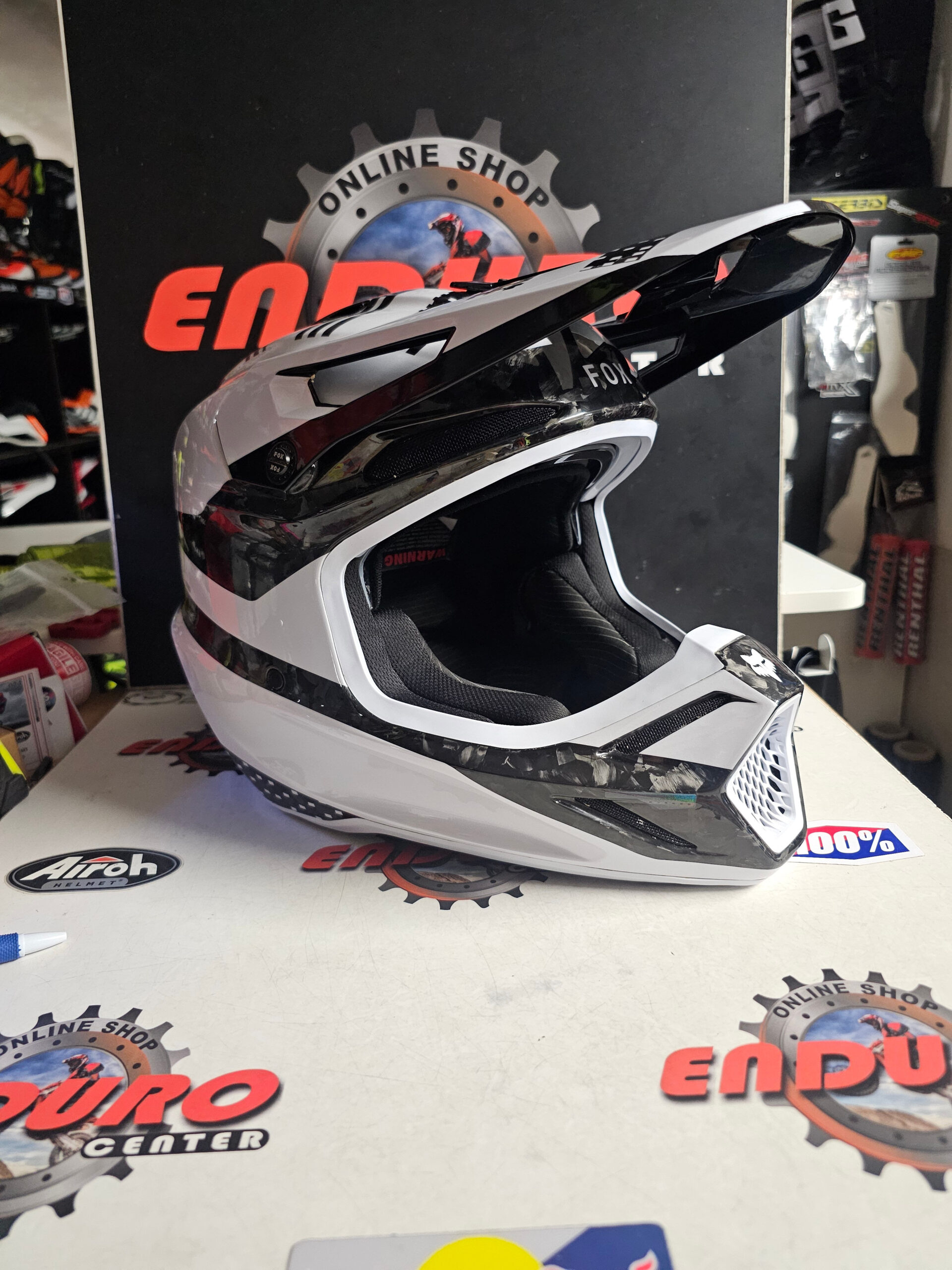 CAPACETE USADO FOX V3 RS CARBON 50TH ANNIVERSARY 25 LTD EDT. WHT/BLK 2 CAPACETE USADO FOX V3 RS CARBON 50TH ANNIVERSARY 25 LTD EDT. WHT/BLK - Image 2