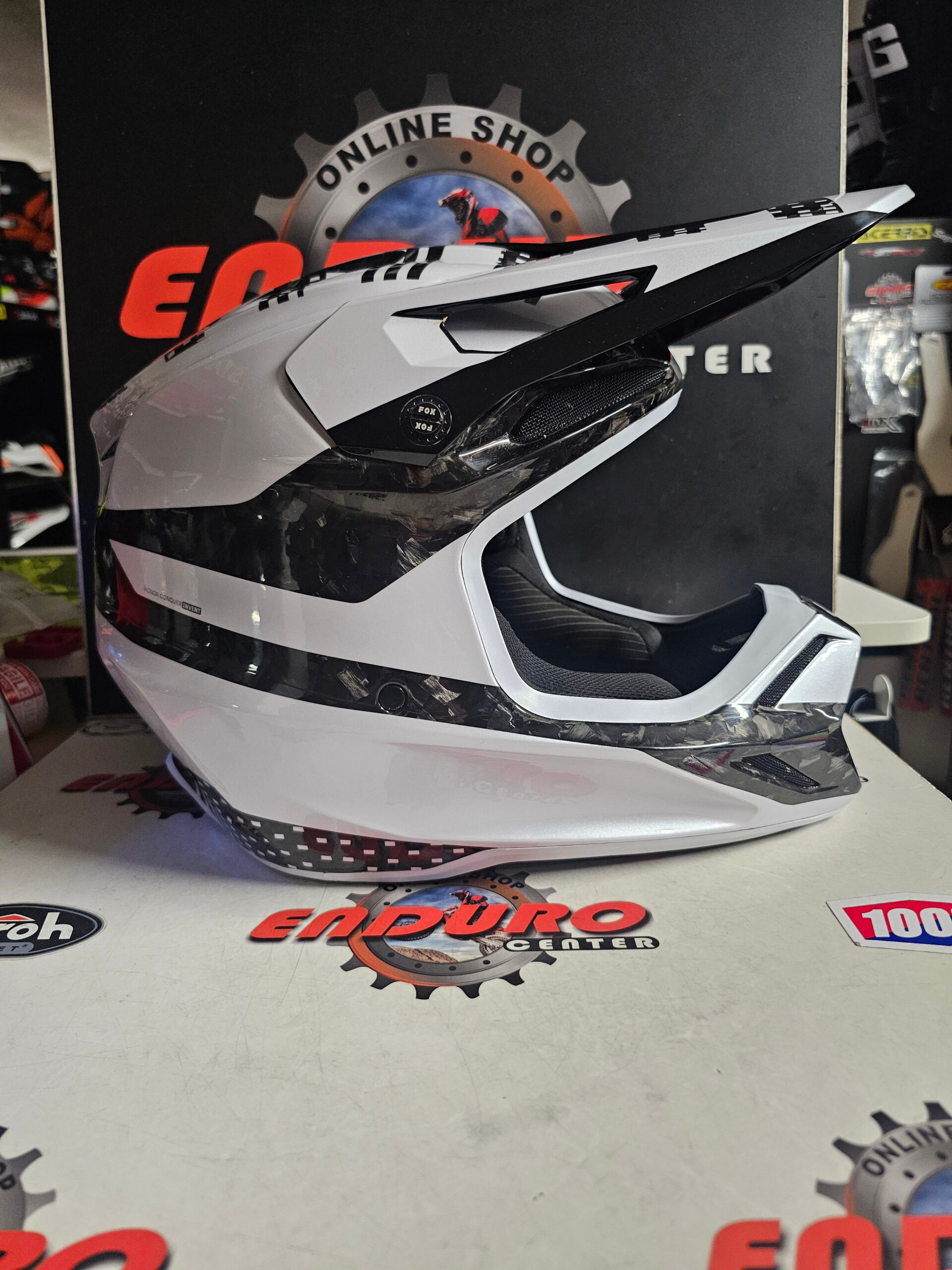 CAPACETE USADO FOX V3 RS CARBON 50TH ANNIVERSARY 25 LTD EDT. WHT/BLK 4 CAPACETE USADO FOX V3 RS CARBON 50TH ANNIVERSARY 25 LTD EDT. WHT/BLK - Image 4