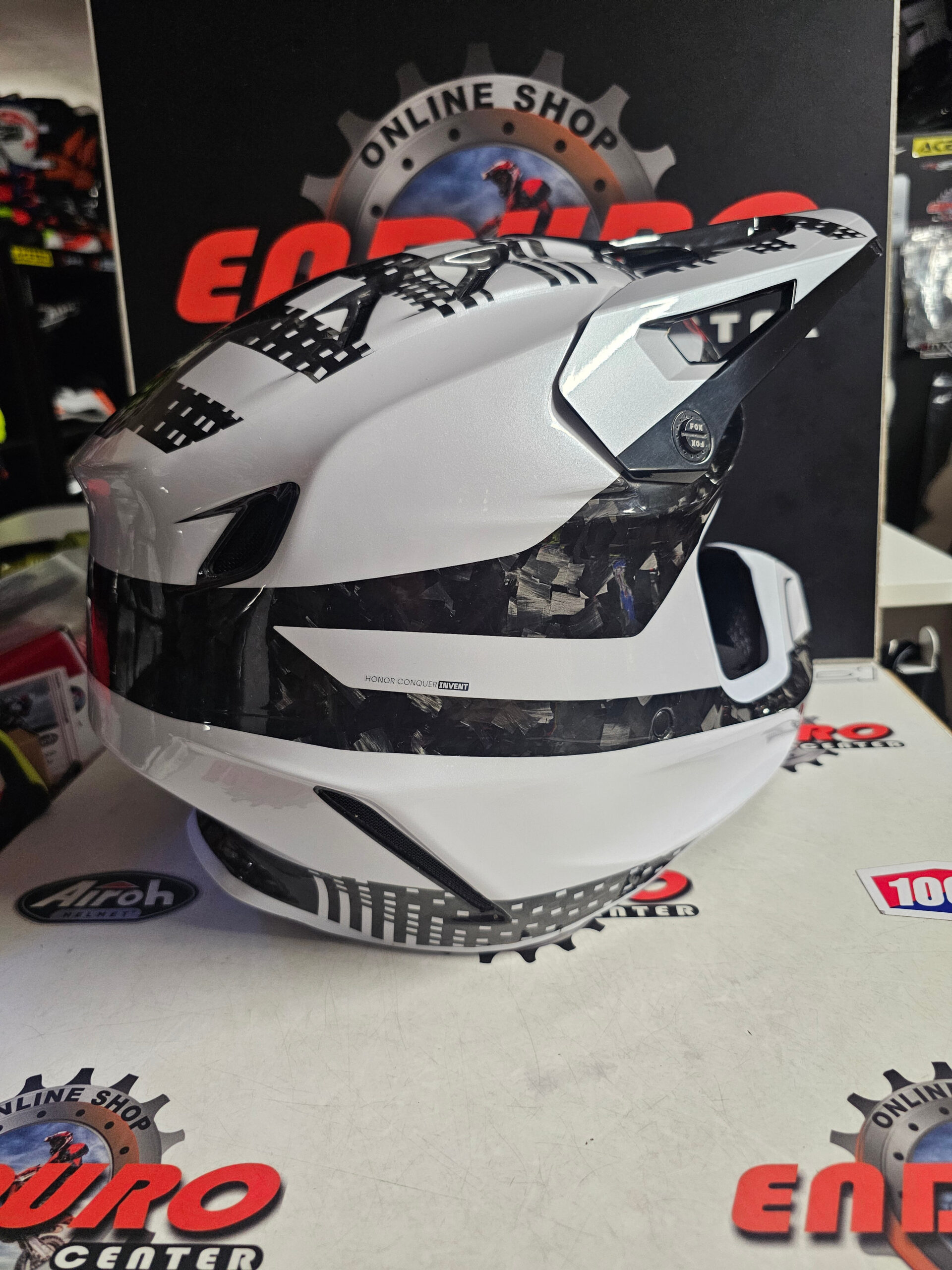 CAPACETE USADO FOX V3 RS CARBON 50TH ANNIVERSARY 25 LTD EDT. WHT/BLK 5 CAPACETE USADO FOX V3 RS CARBON 50TH ANNIVERSARY 25 LTD EDT. WHT/BLK - Image 5